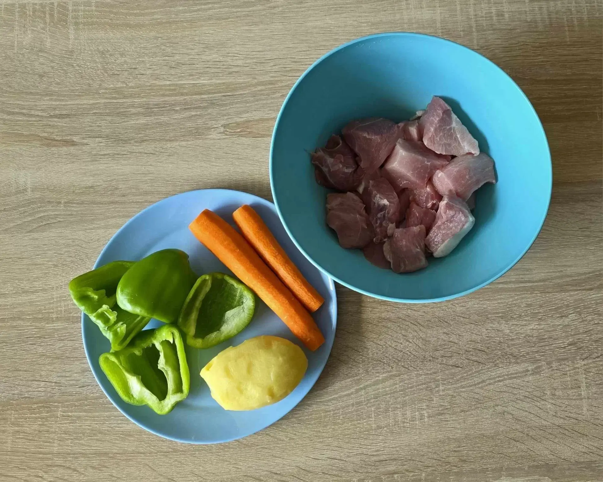 Основни продукти за зеленчукова супа със свинско месо за кучета